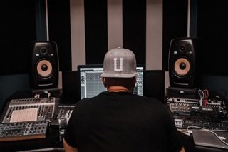 ALT Text: Independent artist choosing between lease and exclusive beat licensing options